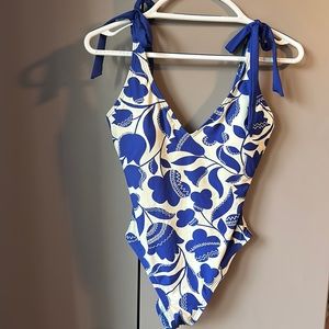 Super cute blue/white one piece swim suit 😊